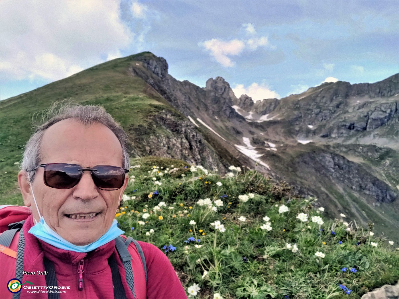 44 Dal Monte Foppa tra anemoni narcissini selfie verso Triomen-Valletto e Ponteranica.jpg